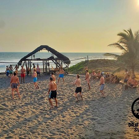 The Driftwood Surfer Beachfront Hostel / Restaurant / Bar, El Paredon Эль-Паредон-Буэна-Виста Экстерьер фото